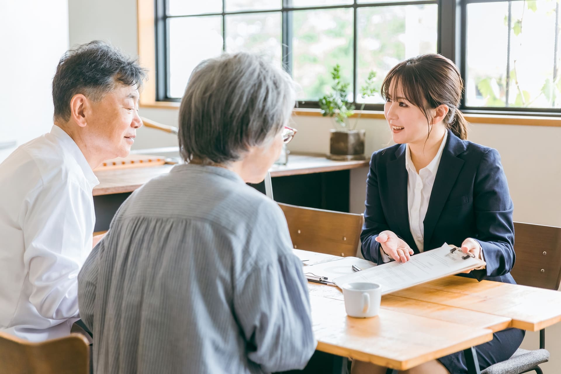 依照「貸款管道」，企業貸款種類可分為銀行、融資公司以及民間機構等。