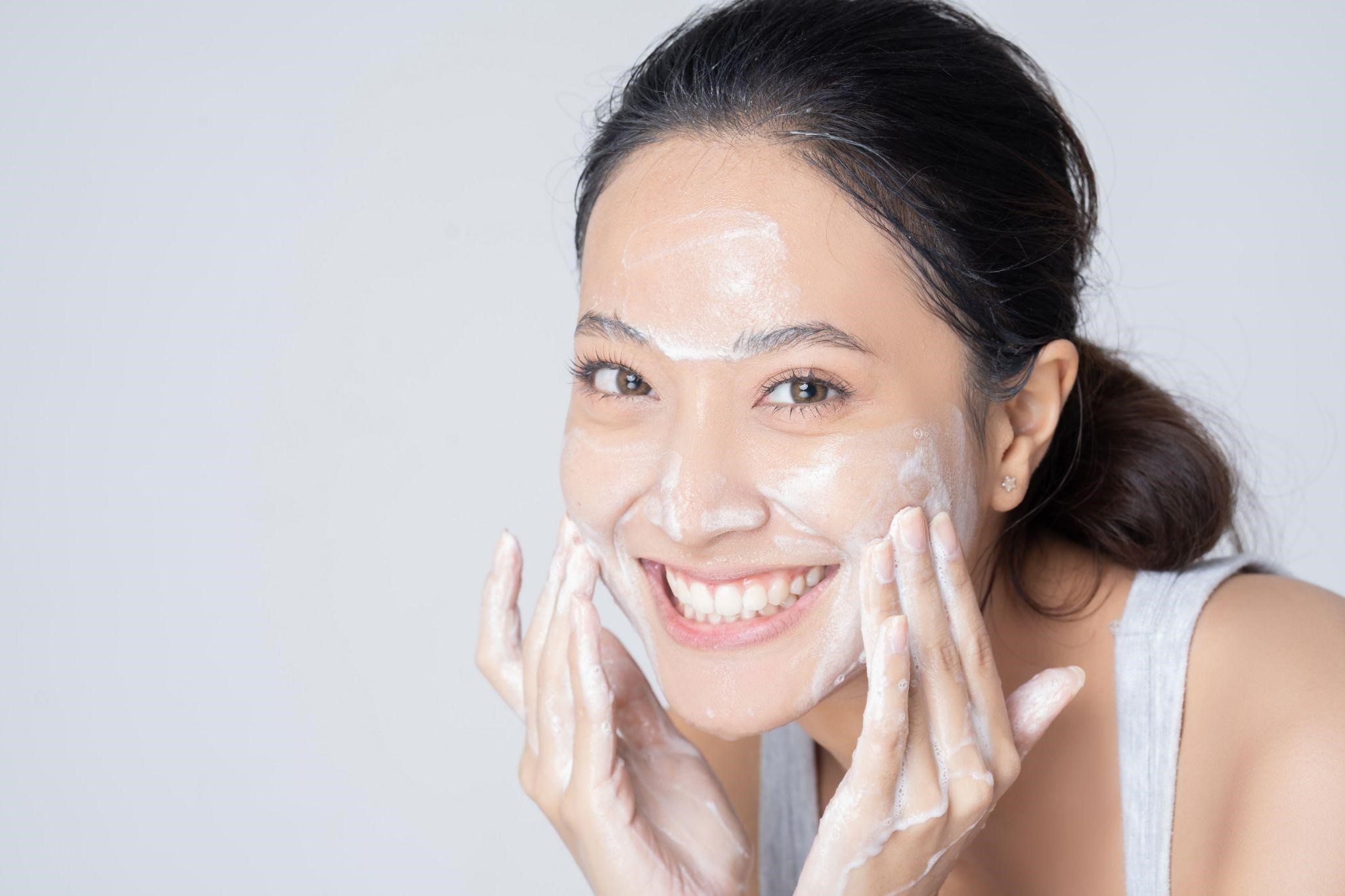 溫和清潔臉部是保養敏感肌的第一步驟